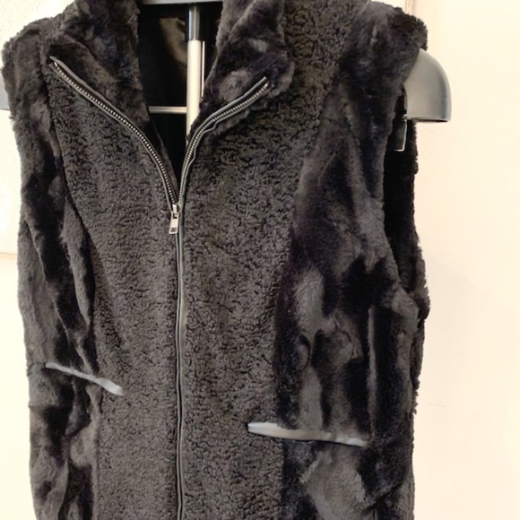 Faux fur black vest. L. - Picture 3 of 13
